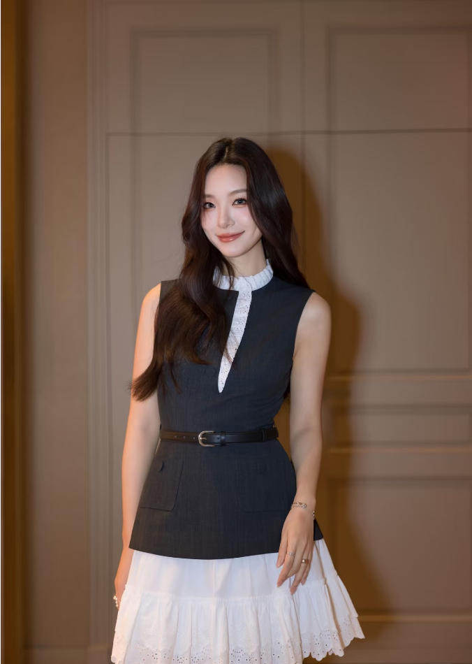Women's Spring New French Elegant Spliced Lace Trim Sleeveless Vest Dress with Belt